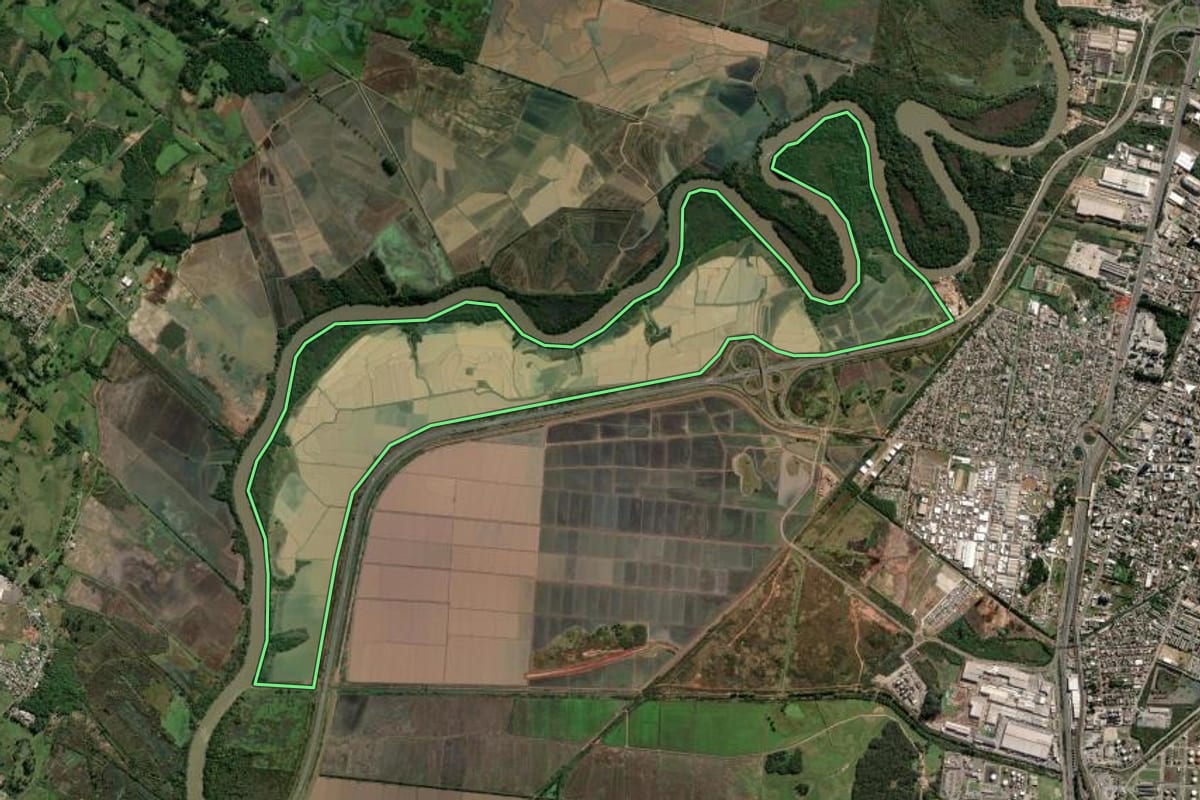 Imagem de satélite do imóvel rural em Esteio (RS), com o contorno declarado no CAR desenhado por cima.