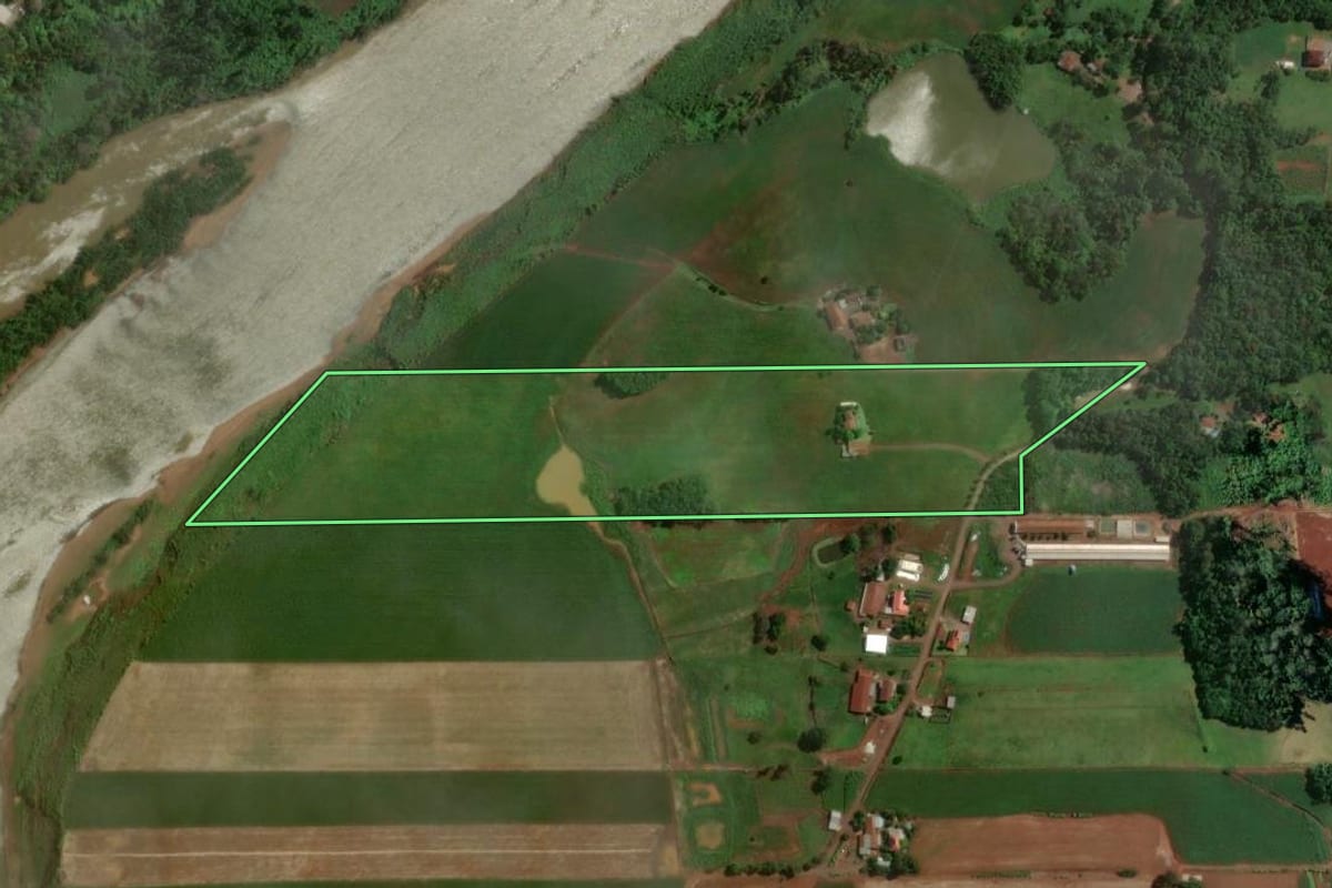 Imagem de satélite do imóvel rural em Estrela (RS), com o contorno declarado no CAR desenhado por cima.