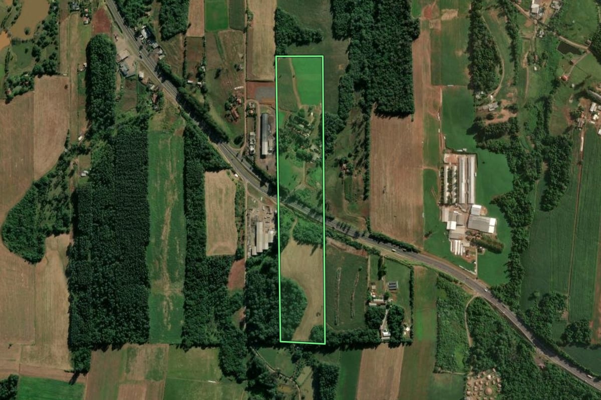 Imagem de satélite do imóvel rural em Estrela (RS), com o contorno declarado no CAR desenhado por cima.