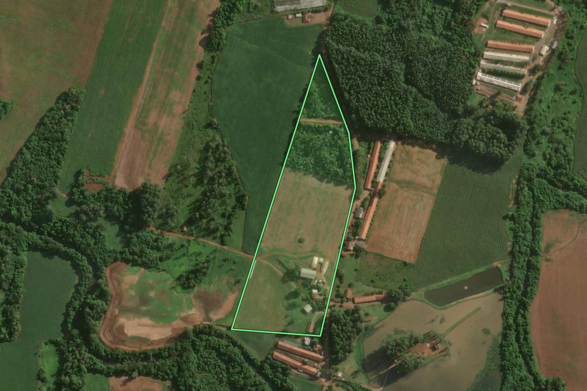 Imagem de satélite do imóvel rural em Estrela (RS), com o contorno declarado no CAR desenhado por cima.