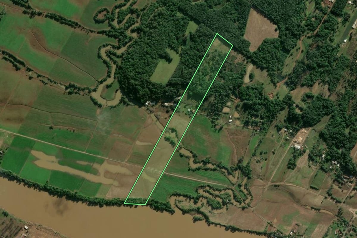 Imagem de satélite do imóvel rural em Estrela (RS), com o contorno declarado no CAR desenhado por cima.