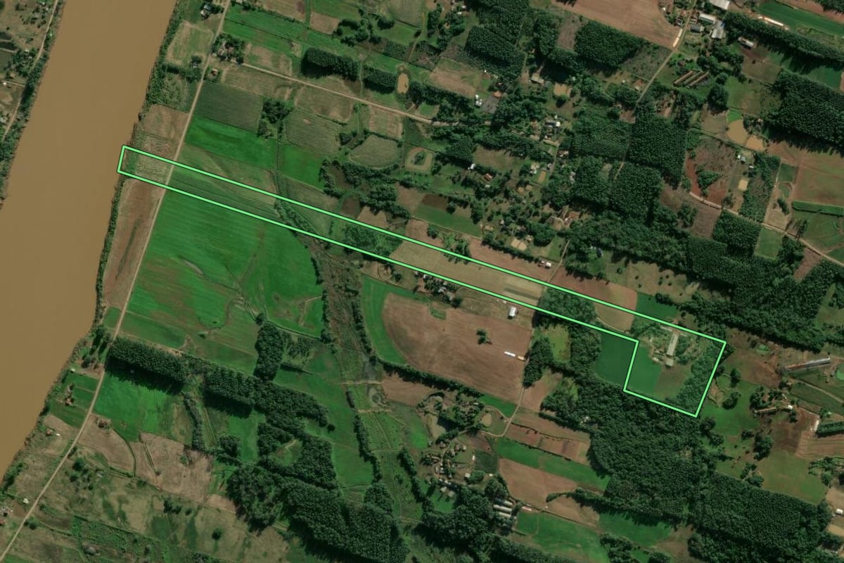Imagem de satélite do imóvel rural em Estrela (RS), com o contorno declarado no CAR desenhado por cima.