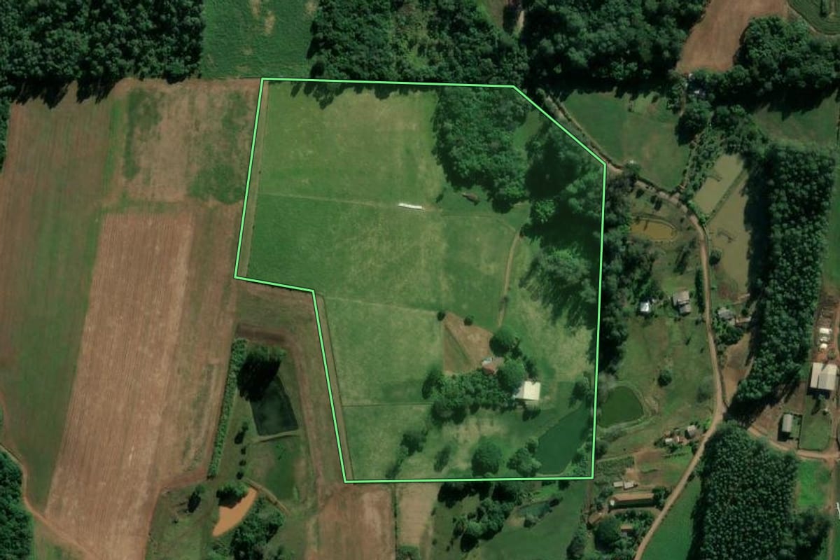 Imagem de satélite do imóvel rural em Estrela (RS), com o contorno declarado no CAR desenhado por cima.