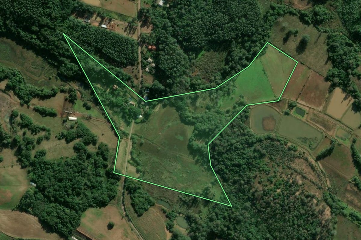 Imagem de satélite do imóvel rural em Estrela (RS), com o contorno declarado no CAR desenhado por cima.