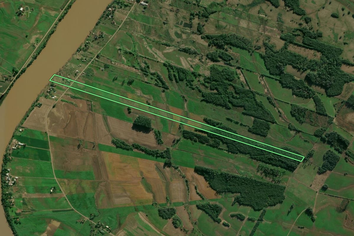 Imagem de satélite do imóvel rural em Estrela (RS), com o contorno declarado no CAR desenhado por cima.