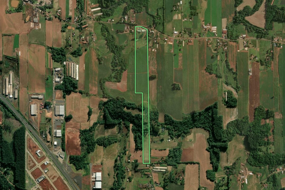 Imagem de satélite do imóvel rural em Estrela (RS), com o contorno declarado no CAR desenhado por cima.