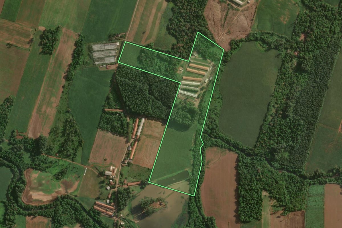 Imagem de satélite do imóvel rural em Estrela (RS), com o contorno declarado no CAR desenhado por cima.