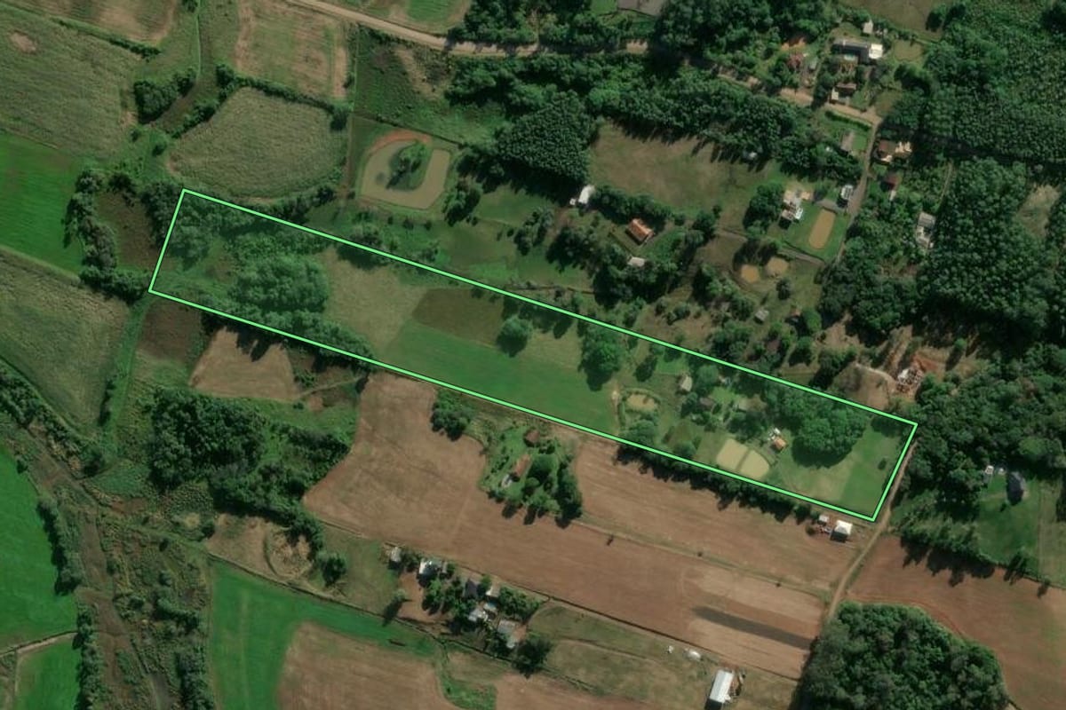 Imagem de satélite do imóvel rural em Estrela (RS), com o contorno declarado no CAR desenhado por cima.