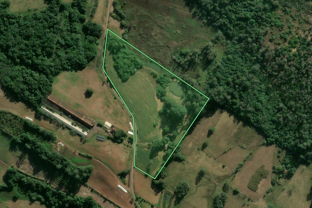 Imagem de satélite do imóvel rural em Estrela (RS), com o contorno declarado no CAR desenhado por cima.