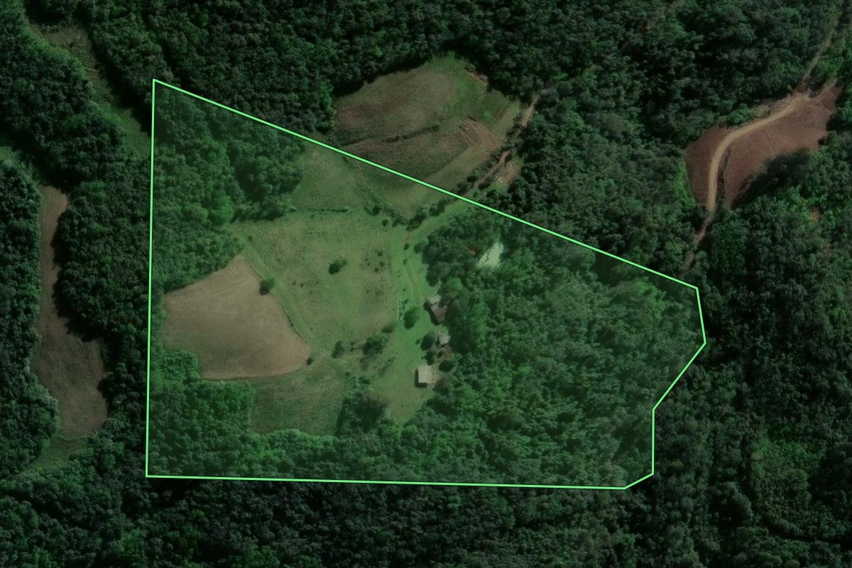 Imagem de satélite do imóvel rural em Estrela Velha (RS), com o contorno declarado no CAR desenhado por cima.