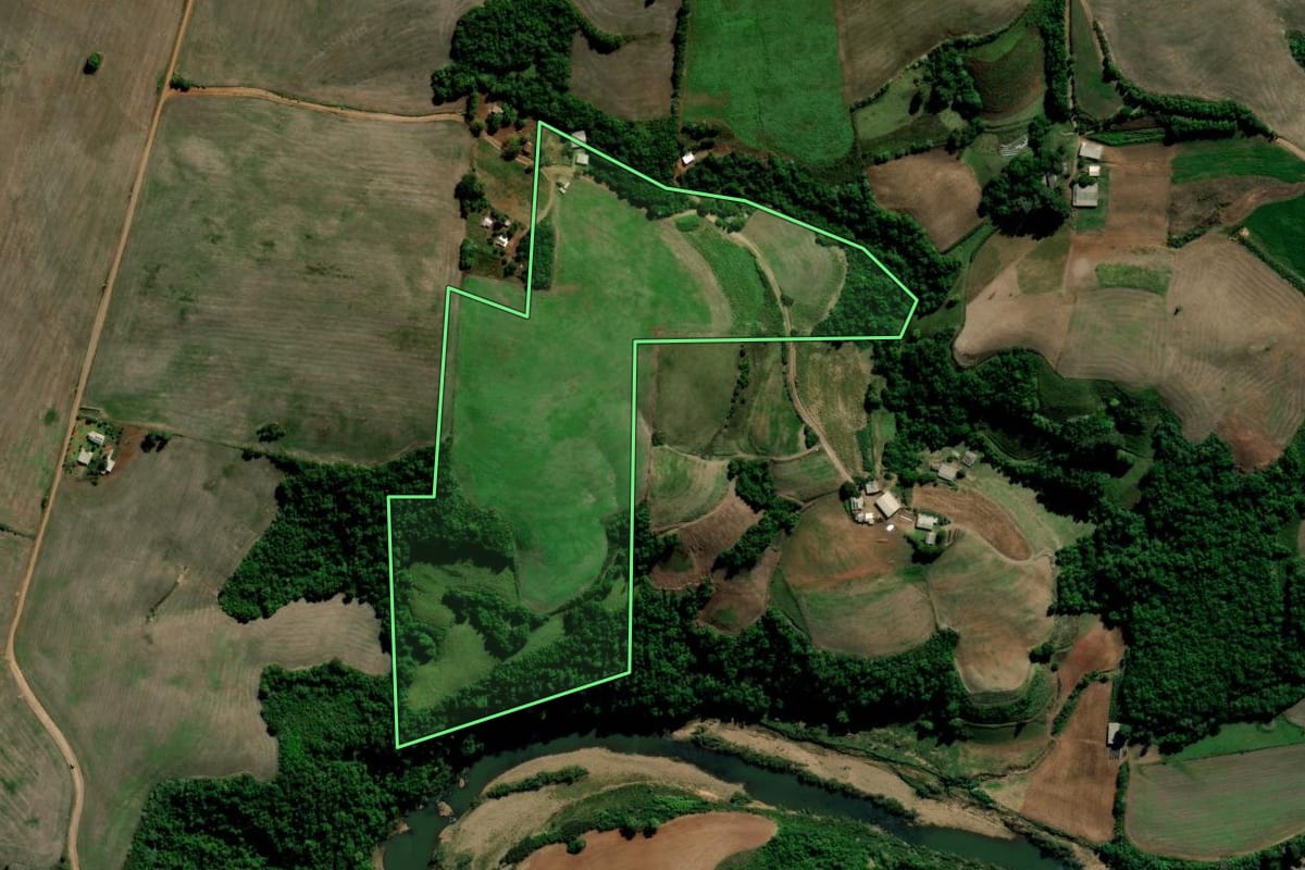 Imagem de satélite do imóvel rural em Estrela Velha (RS), com o contorno declarado no CAR desenhado por cima.