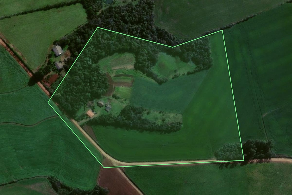 Imagem de satélite do imóvel rural em Estrela Velha (RS), com o contorno declarado no CAR desenhado por cima.