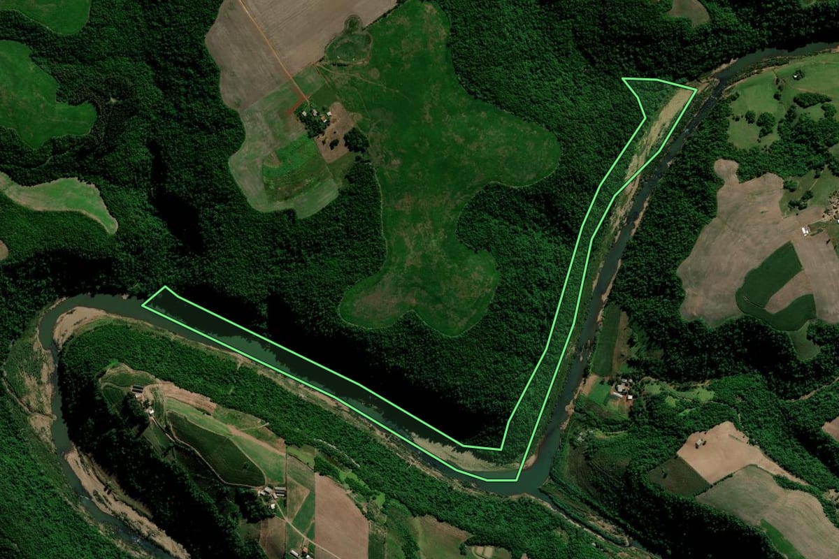 Imagem de satélite do imóvel rural em Estrela Velha (RS), com o contorno declarado no CAR desenhado por cima.