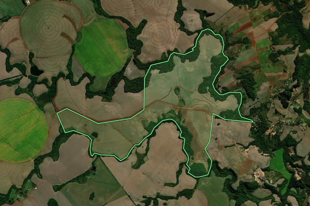 Imagem de satélite do imóvel rural em Estrela Velha (RS), com o contorno declarado no CAR desenhado por cima.