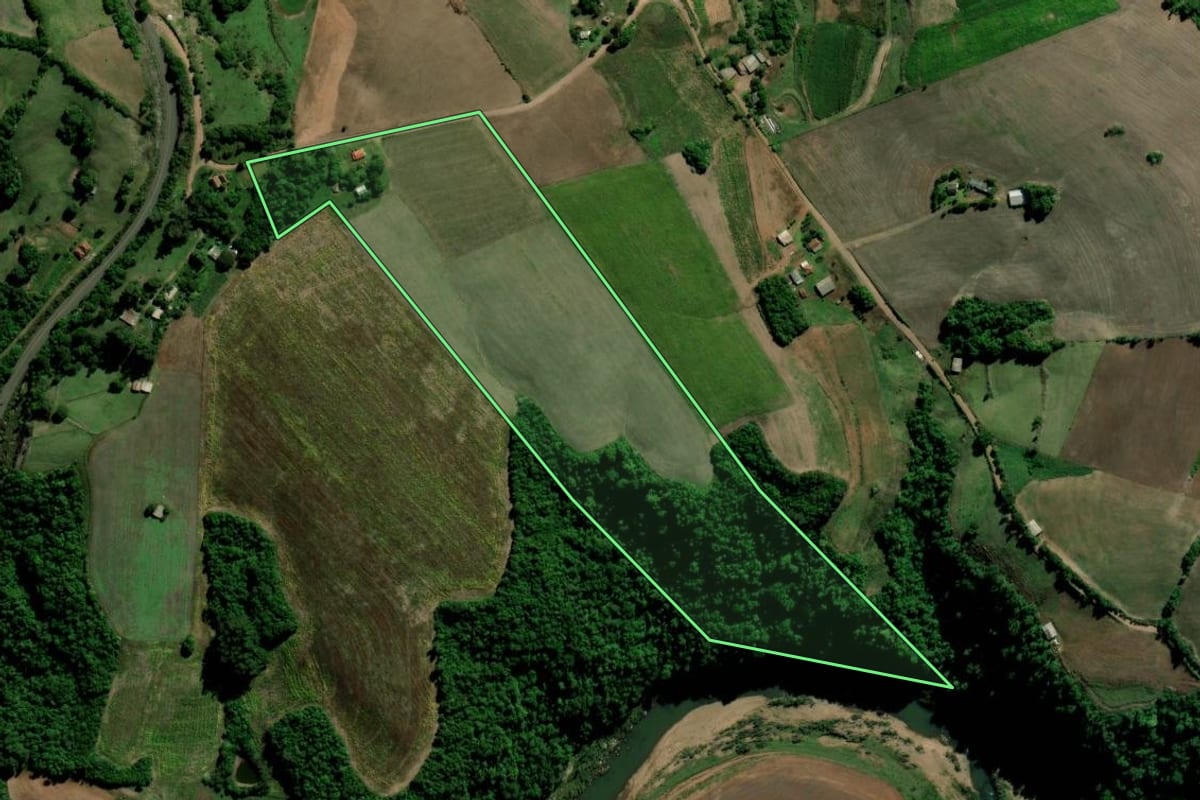 Imagem de satélite do imóvel rural em Estrela Velha (RS), com o contorno declarado no CAR desenhado por cima.