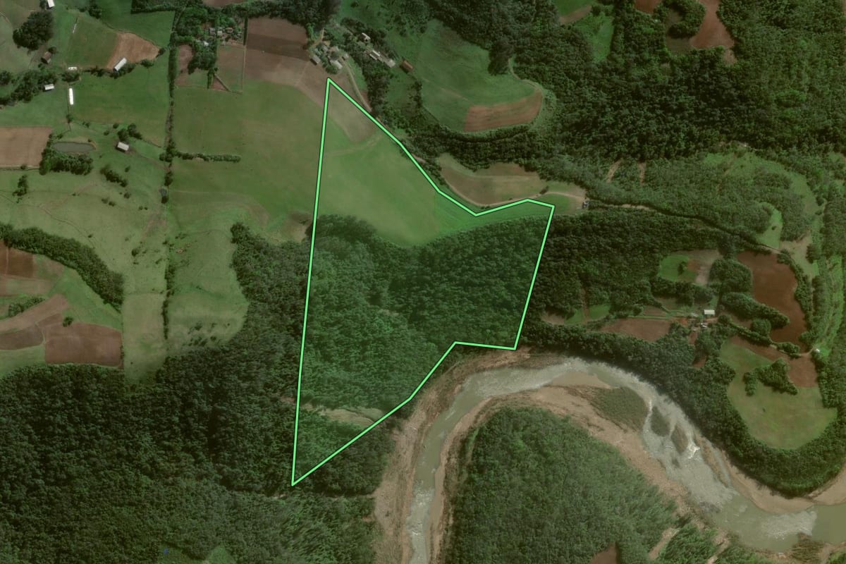 Imagem de satélite do imóvel rural em Estrela Velha (RS), com o contorno declarado no CAR desenhado por cima.
