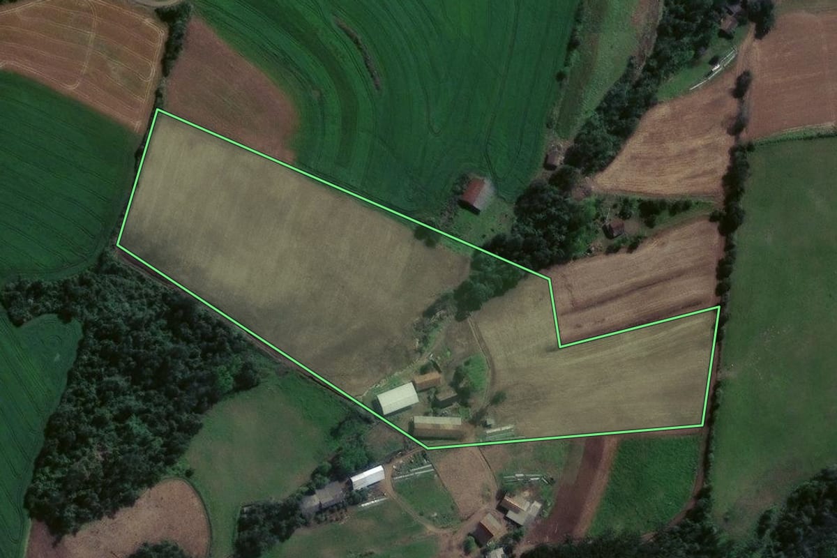 Imagem de satélite do imóvel rural em Estrela Velha (RS), com o contorno declarado no CAR desenhado por cima.