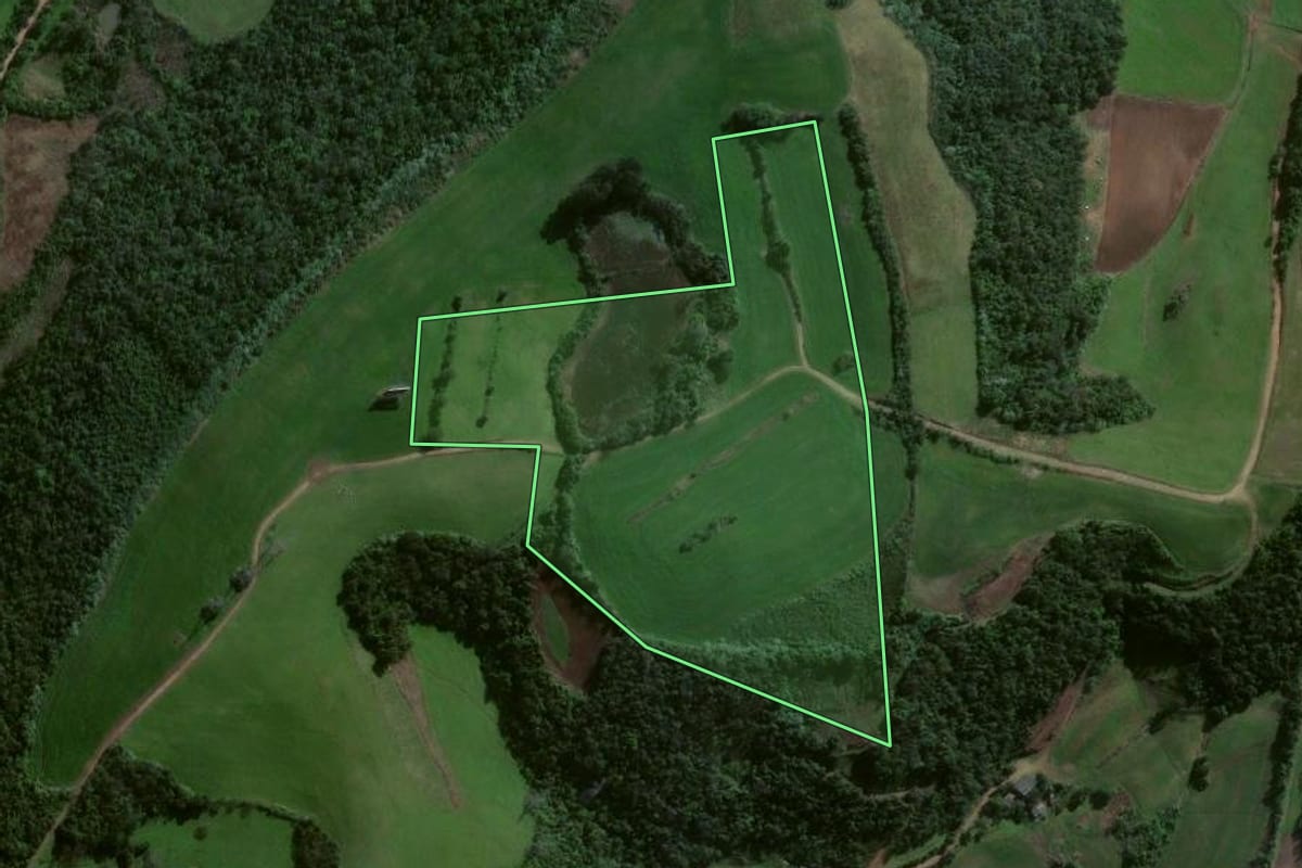 Imagem de satélite do imóvel rural em Estrela Velha (RS), com o contorno declarado no CAR desenhado por cima.