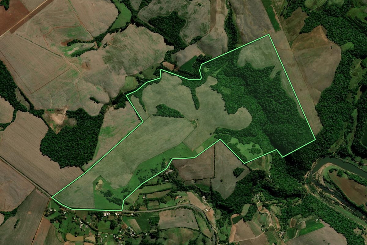 Imagem de satélite do imóvel rural em Estrela Velha (RS), com o contorno declarado no CAR desenhado por cima.