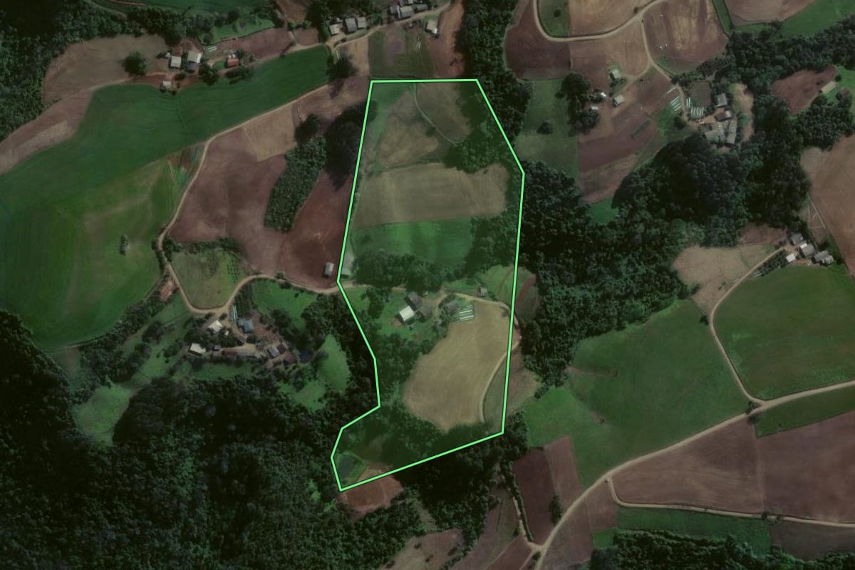 Imagem de satélite do imóvel rural em Estrela Velha (RS), com o contorno declarado no CAR desenhado por cima.