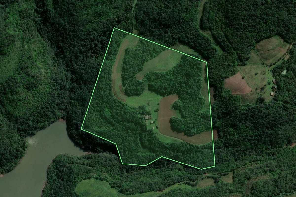 Imagem de satélite do imóvel rural em Estrela Velha (RS), com o contorno declarado no CAR desenhado por cima.