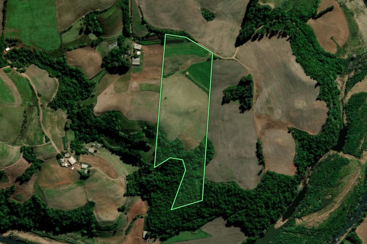 Imagem de satélite do imóvel rural em Estrela Velha (RS), com o contorno declarado no CAR desenhado por cima.