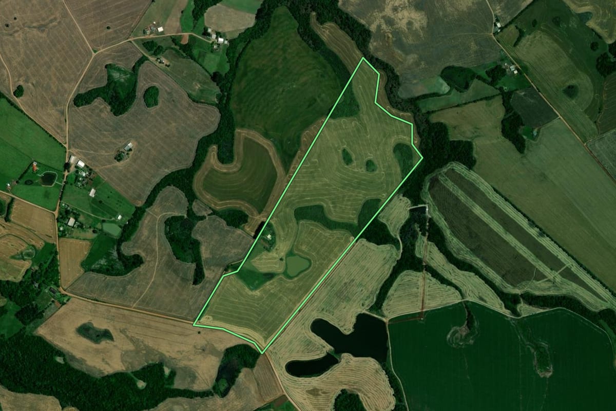 Imagem de satélite do imóvel rural em Estrela Velha (RS), com o contorno declarado no CAR desenhado por cima.
