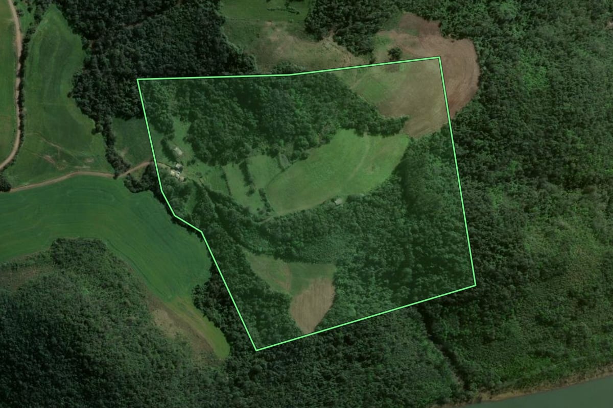 Imagem de satélite do imóvel rural em Estrela Velha (RS), com o contorno declarado no CAR desenhado por cima.