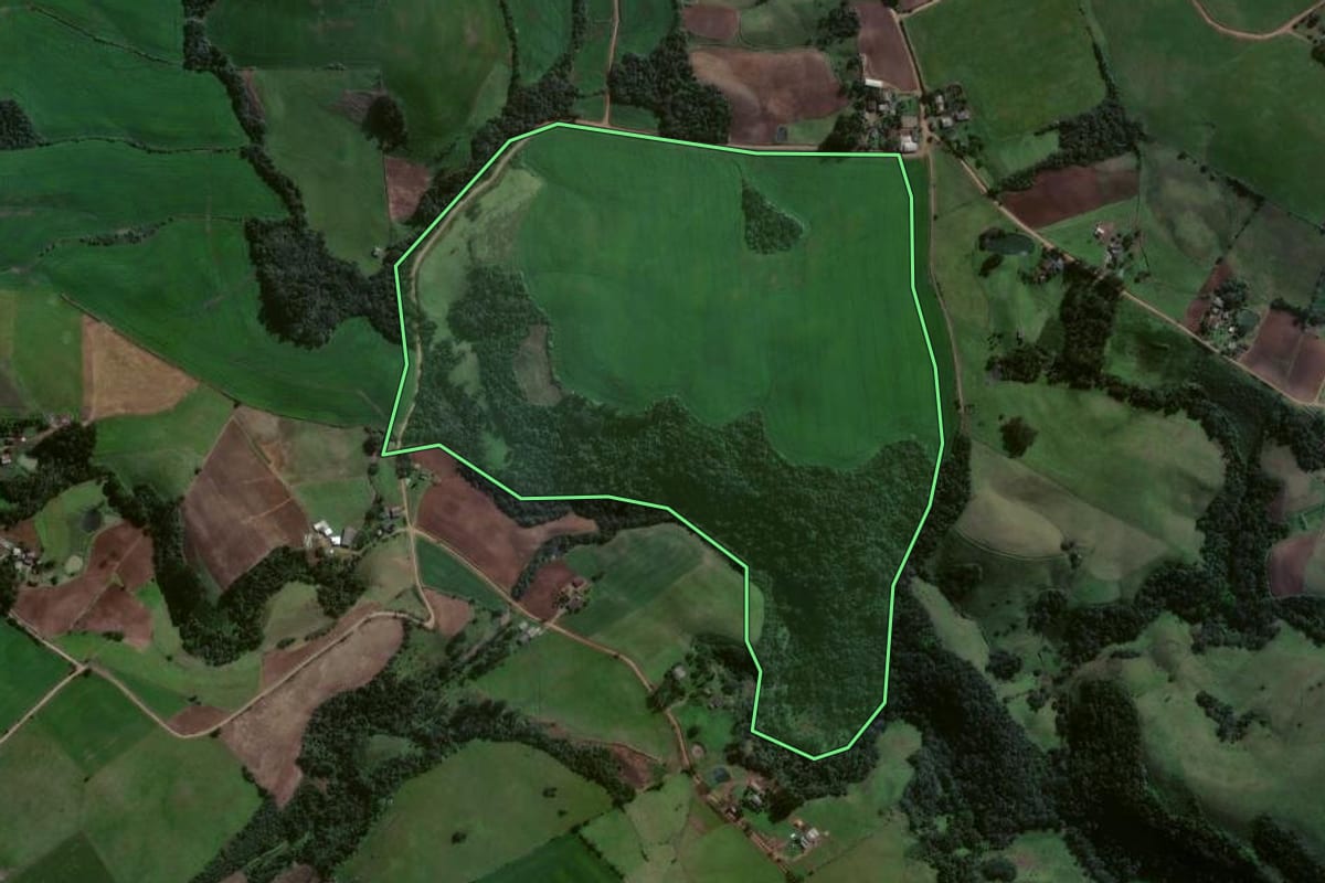 Imagem de satélite do imóvel rural em Estrela Velha (RS), com o contorno declarado no CAR desenhado por cima.