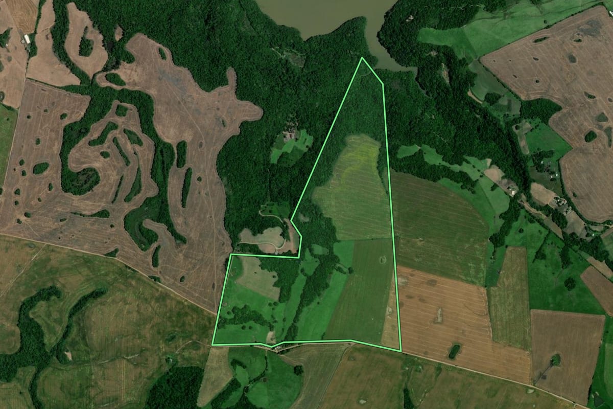 Imagem de satélite do imóvel rural em Estrela Velha (RS), com o contorno declarado no CAR desenhado por cima.