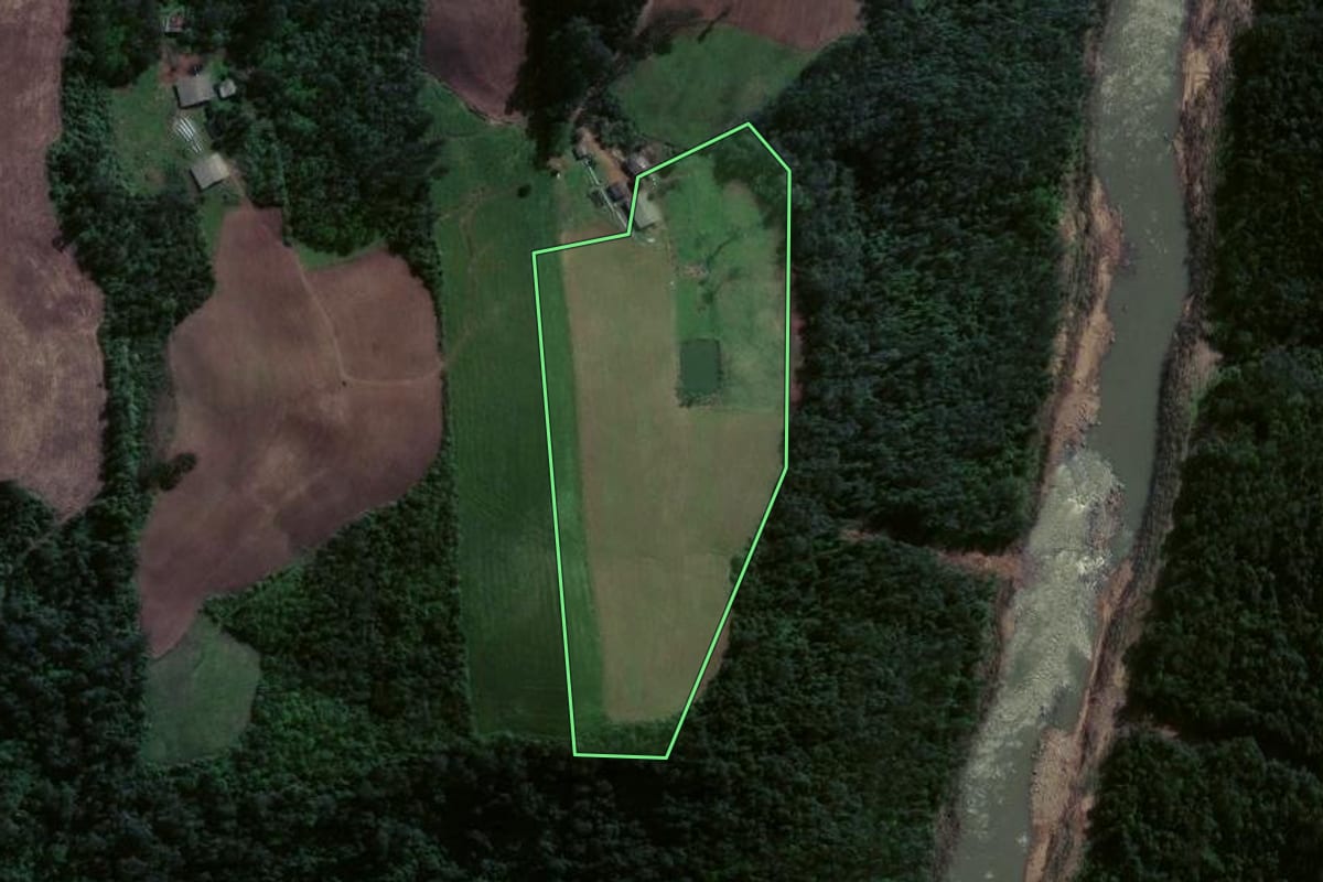 Imagem de satélite do imóvel rural em Estrela Velha (RS), com o contorno declarado no CAR desenhado por cima.