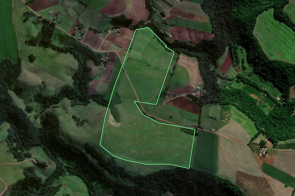 Imagem de satélite do imóvel rural em Estrela Velha (RS), com o contorno declarado no CAR desenhado por cima.