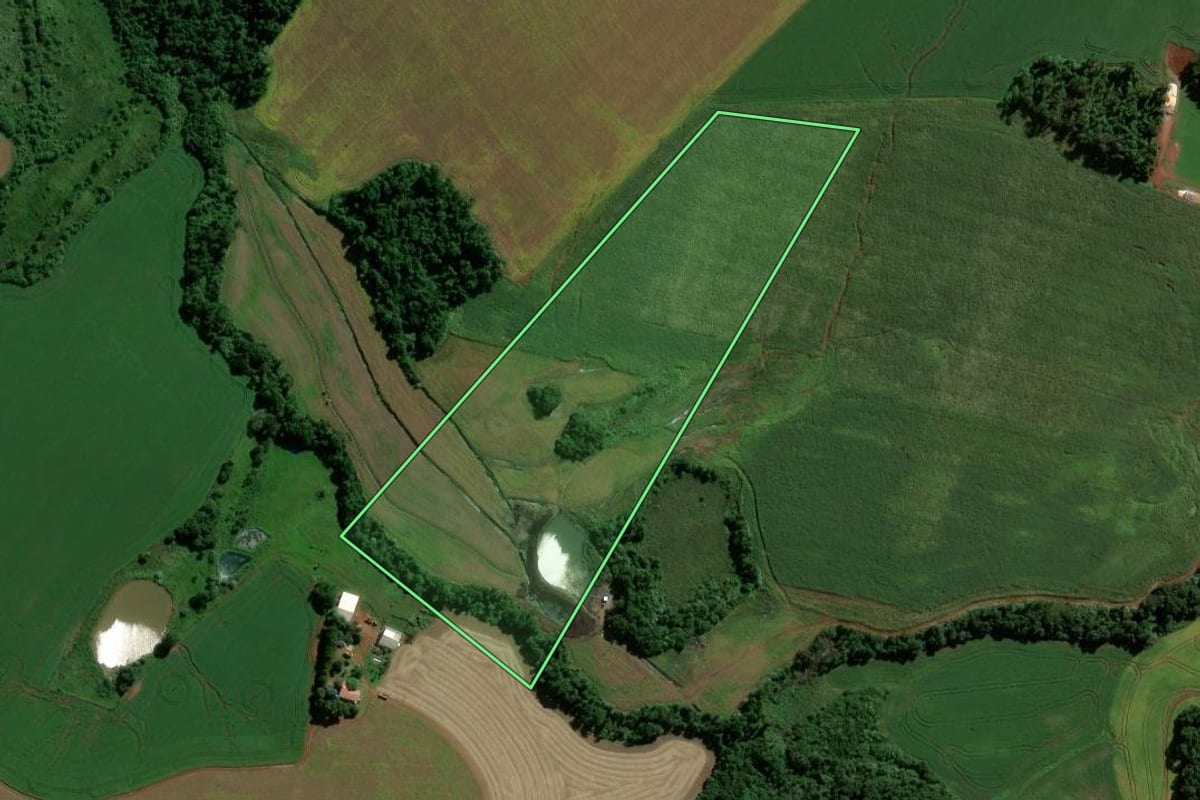 Imagem de satélite do imóvel rural em Eugênio de Castro (RS), com o contorno declarado no CAR desenhado por cima.