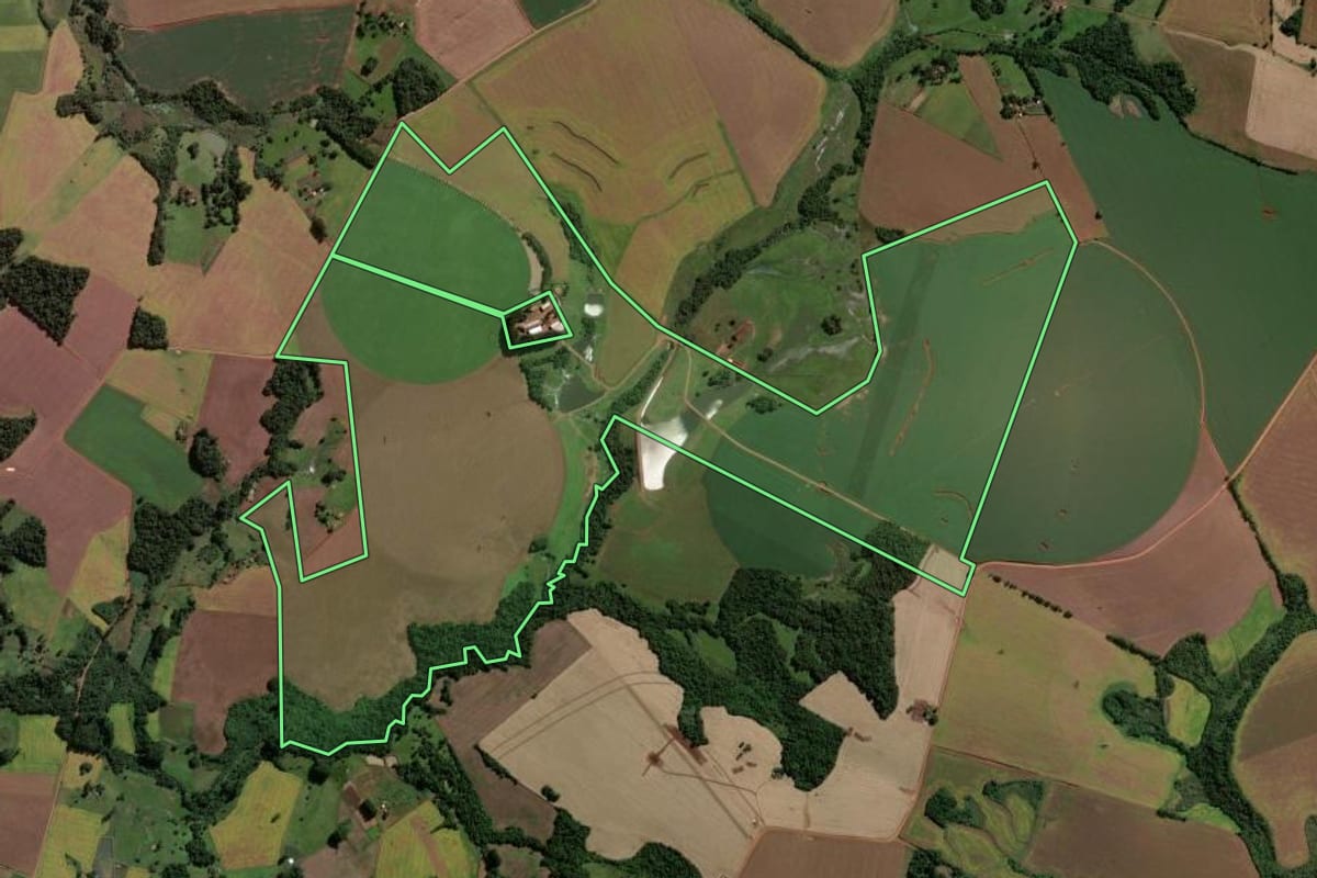 Imagem de satélite do imóvel rural em Eugênio de Castro (RS), com o contorno declarado no CAR desenhado por cima.