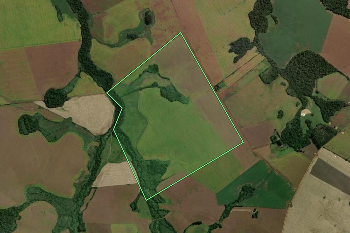 Imagem de satélite do imóvel rural em Eugênio de Castro (RS), com o contorno declarado no CAR desenhado por cima.