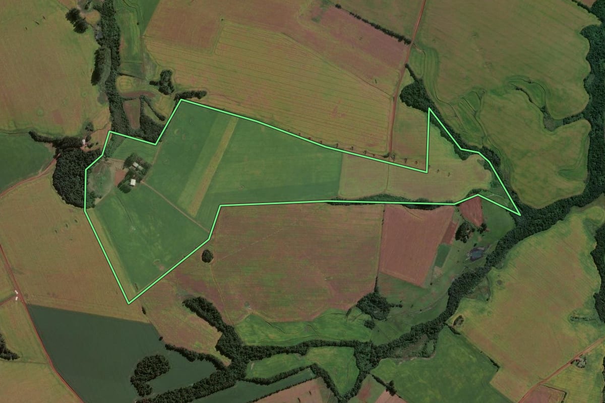 Imagem de satélite do imóvel rural em Eugênio de Castro (RS), com o contorno declarado no CAR desenhado por cima.