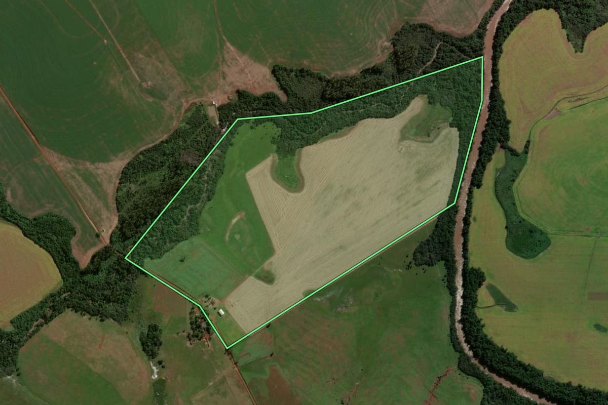 Imagem de satélite do imóvel rural em Eugênio de Castro (RS), com o contorno declarado no CAR desenhado por cima.