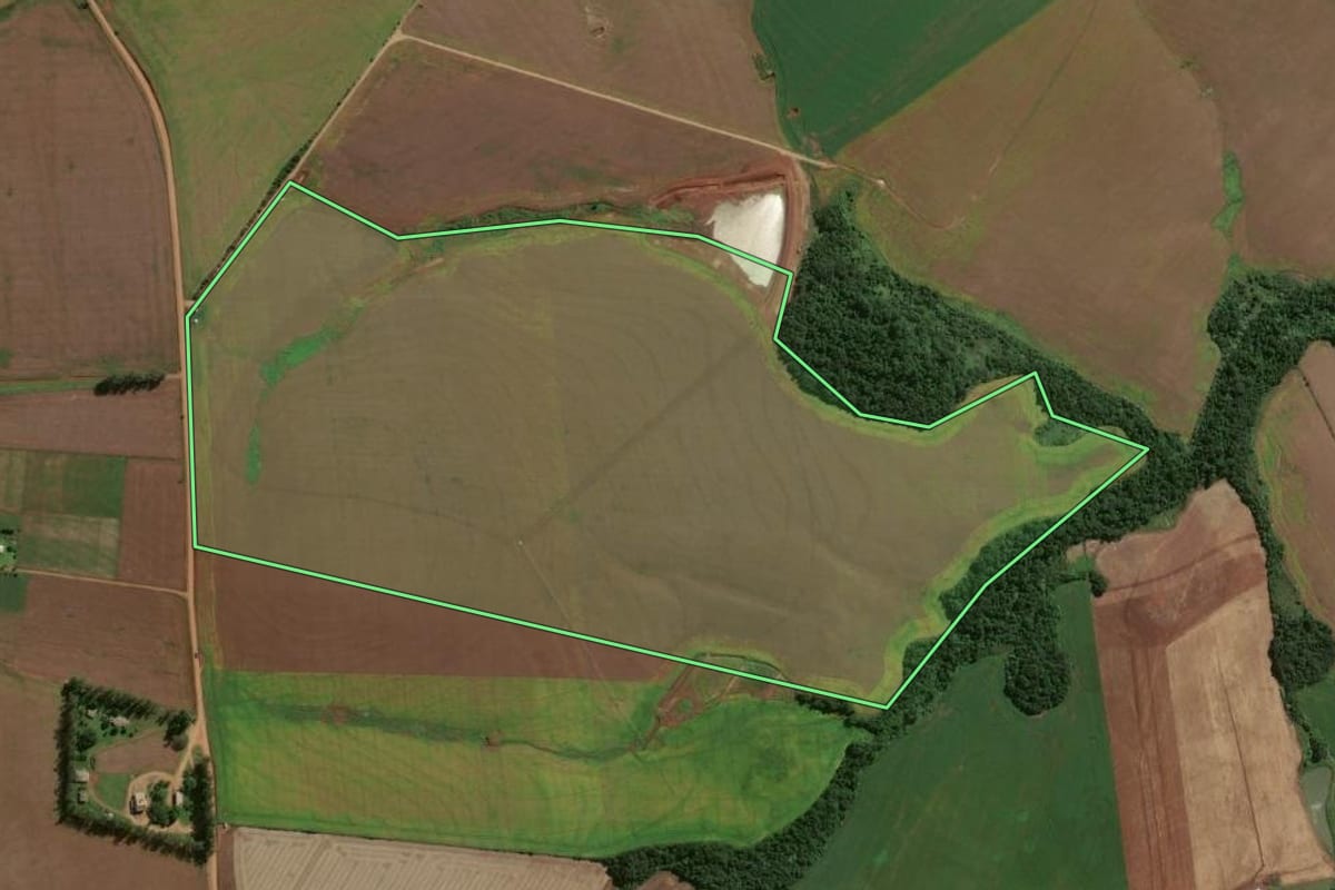 Imagem de satélite do imóvel rural em Eugênio de Castro (RS), com o contorno declarado no CAR desenhado por cima.