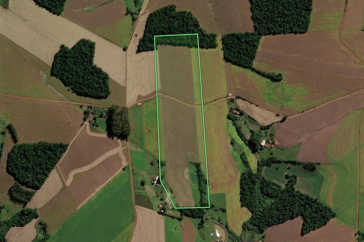 Imagem de satélite do imóvel rural em Eugênio de Castro (RS), com o contorno declarado no CAR desenhado por cima.