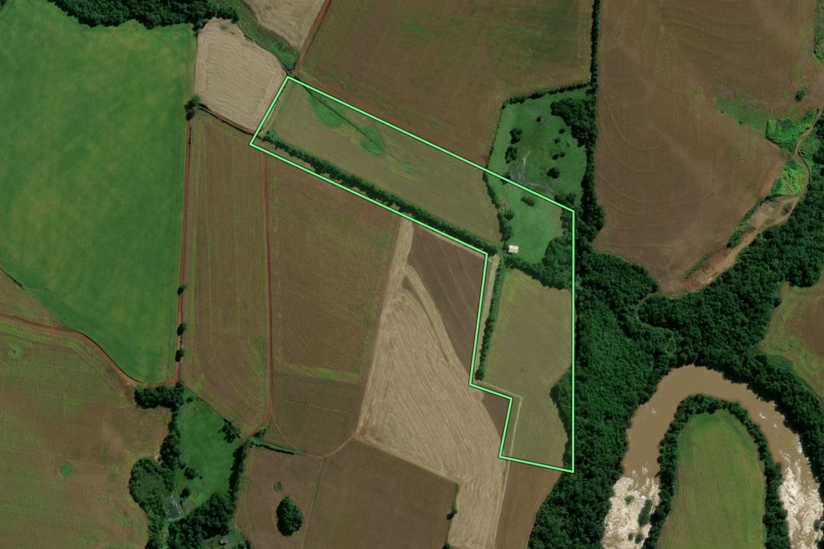 Imagem de satélite do imóvel rural em Eugênio de Castro (RS), com o contorno declarado no CAR desenhado por cima.