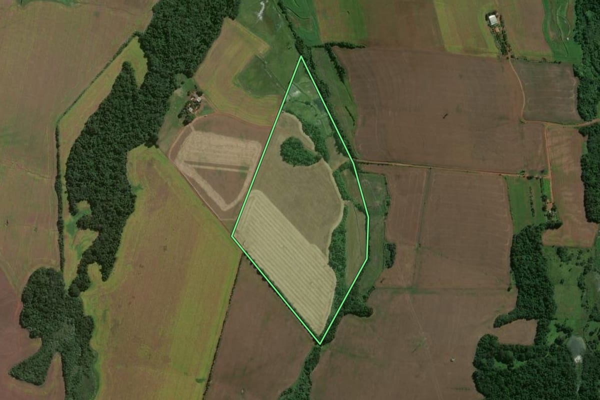 Imagem de satélite do imóvel rural em Eugênio de Castro (RS), com o contorno declarado no CAR desenhado por cima.
