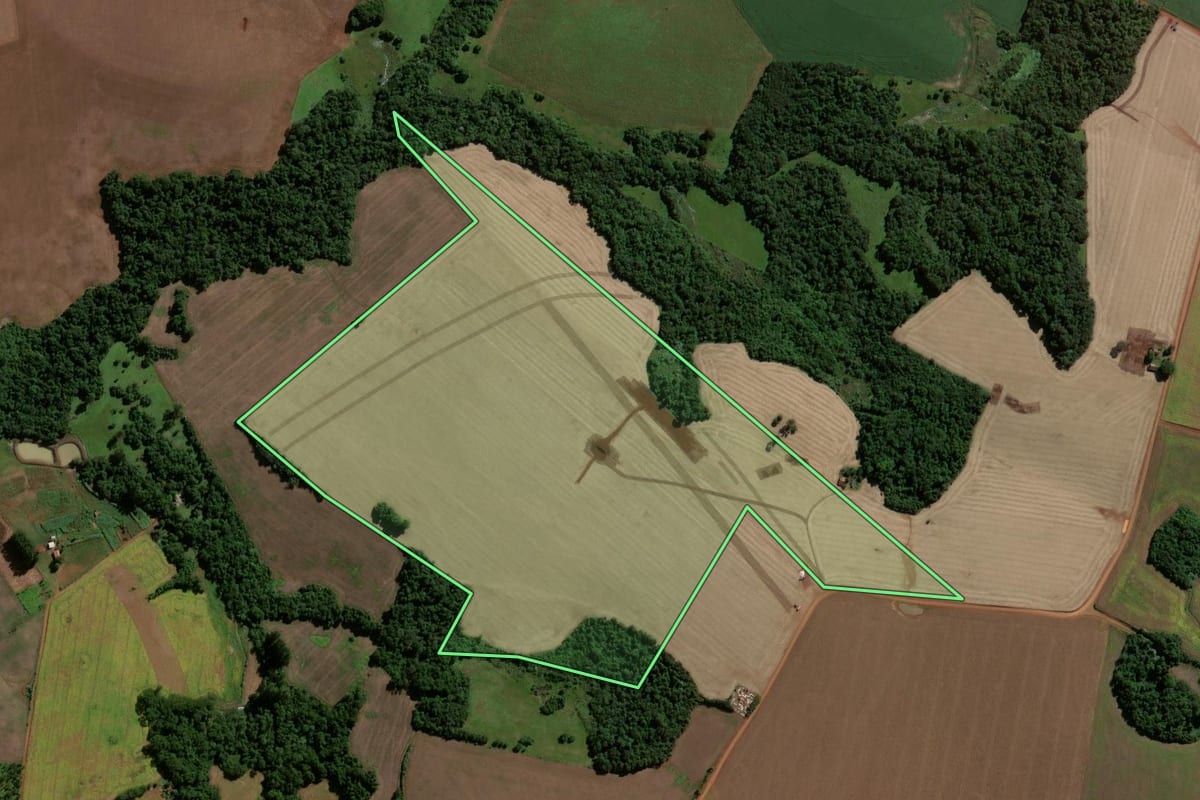 Imagem de satélite do imóvel rural em Eugênio de Castro (RS), com o contorno declarado no CAR desenhado por cima.