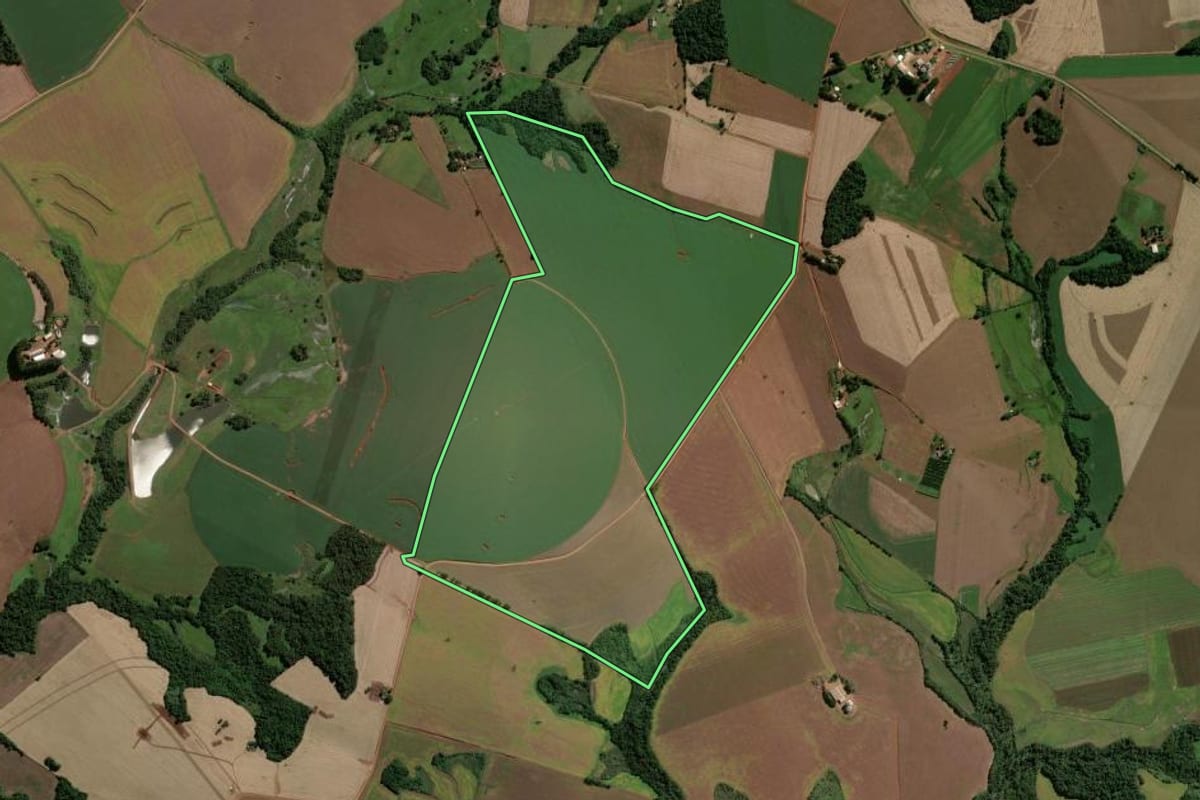 Imagem de satélite do imóvel rural em Eugênio de Castro (RS), com o contorno declarado no CAR desenhado por cima.