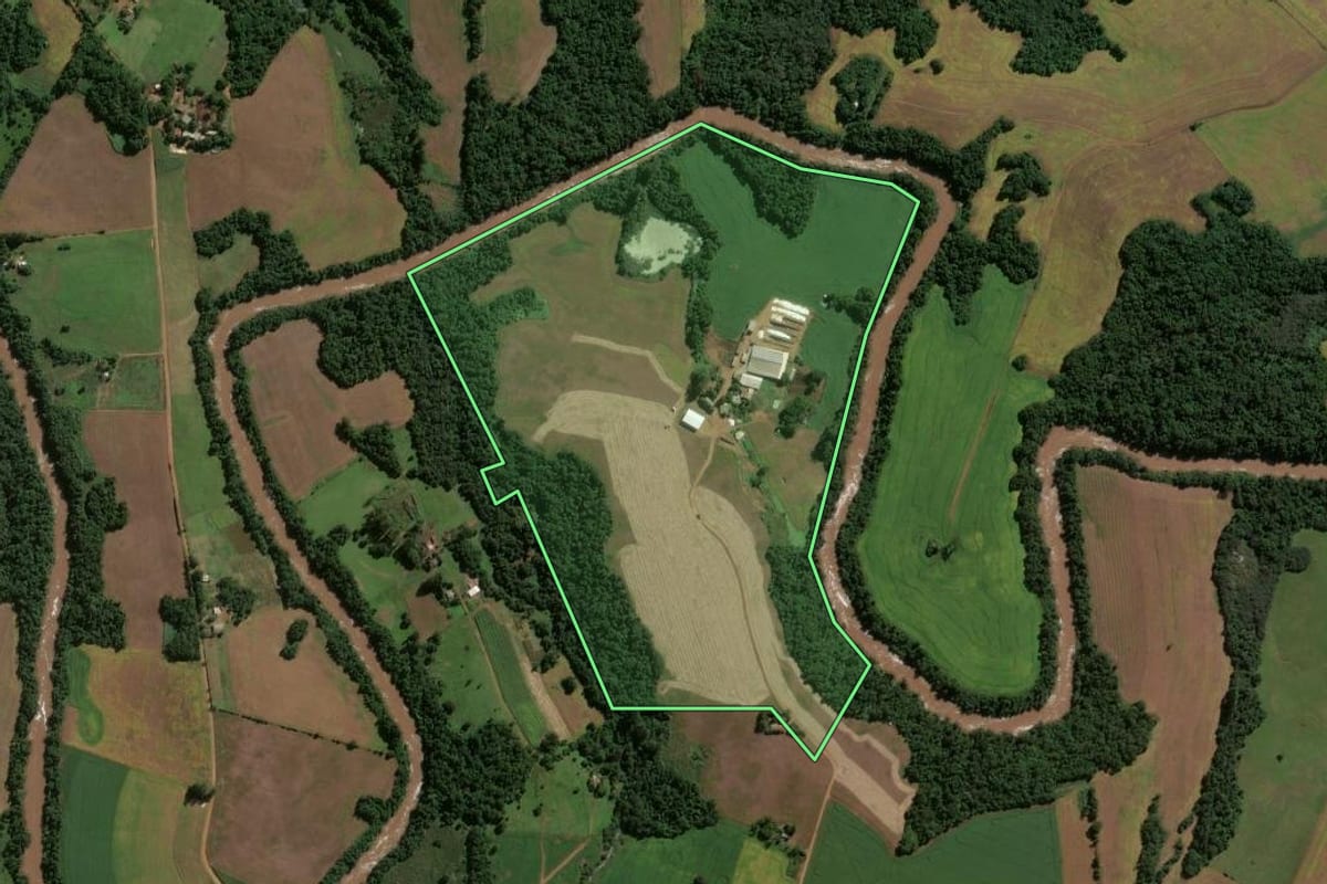 Imagem de satélite do imóvel rural em Eugênio de Castro (RS), com o contorno declarado no CAR desenhado por cima.