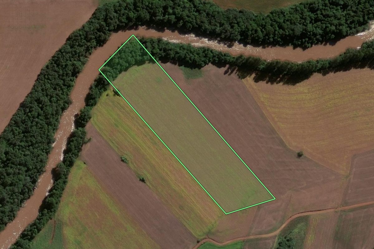Imagem de satélite do imóvel rural em Eugênio de Castro (RS), com o contorno declarado no CAR desenhado por cima.