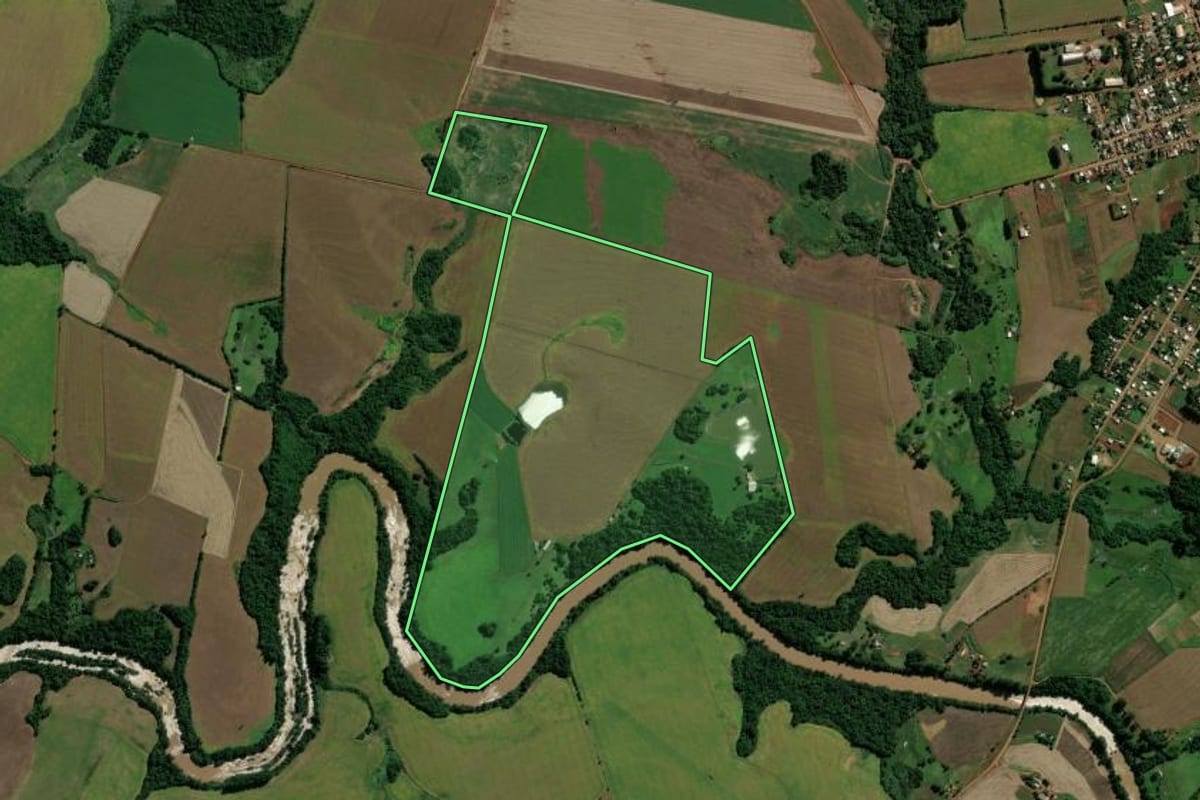 Imagem de satélite do imóvel rural em Eugênio de Castro (RS), com o contorno declarado no CAR desenhado por cima.