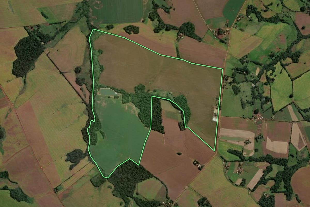 Imagem de satélite do imóvel rural em Eugênio de Castro (RS), com o contorno declarado no CAR desenhado por cima.