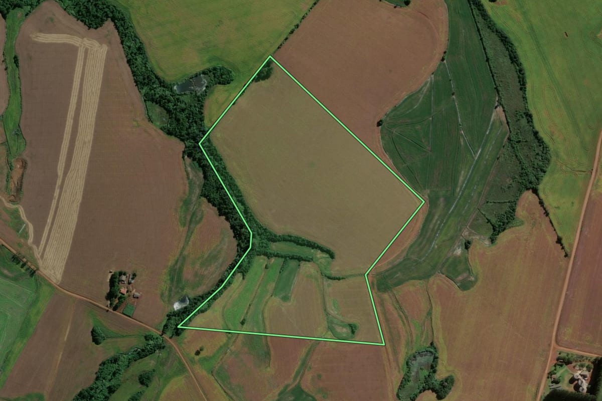 Imagem de satélite do imóvel rural em Eugênio de Castro (RS), com o contorno declarado no CAR desenhado por cima.