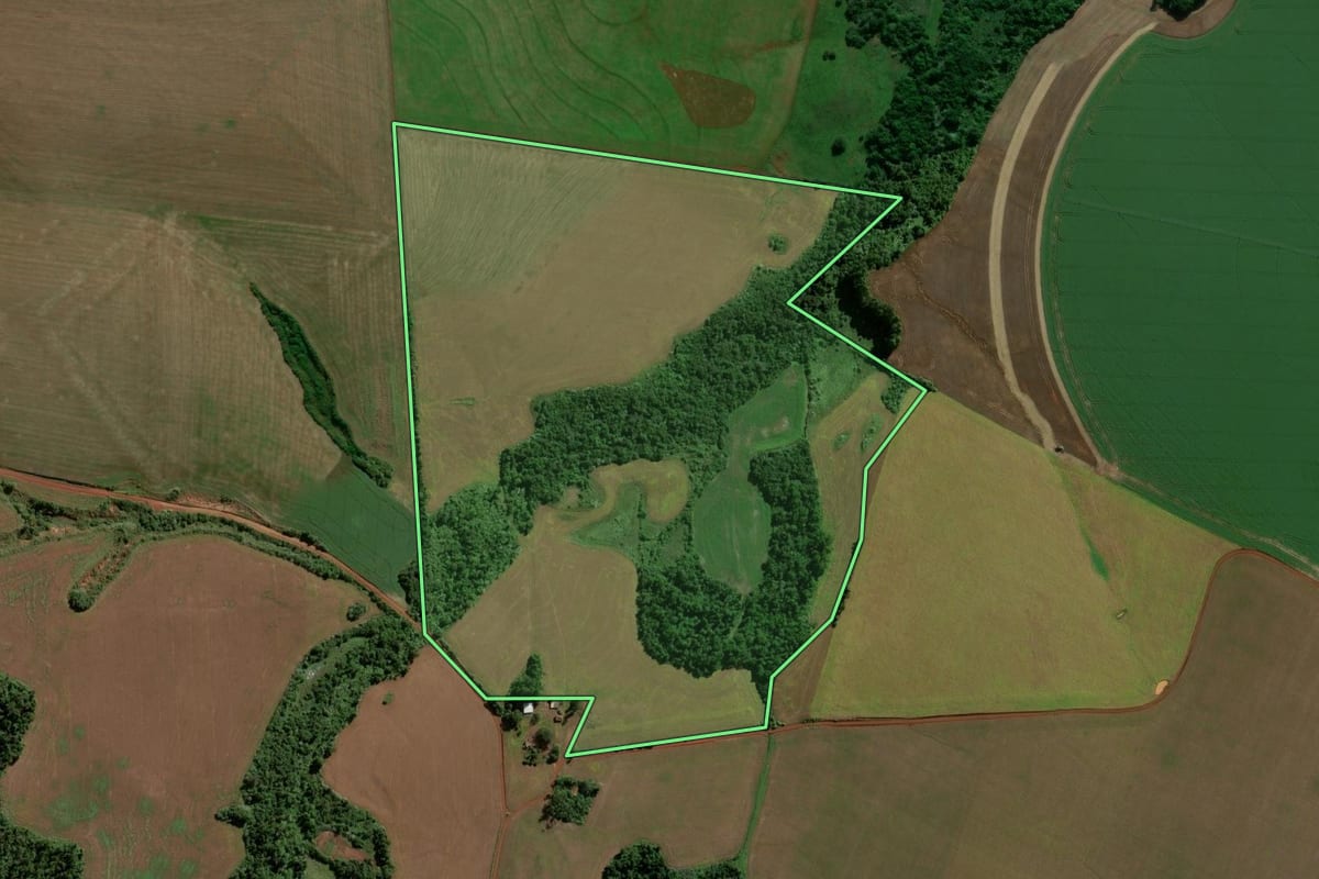 Imagem de satélite do imóvel rural em Eugênio de Castro (RS), com o contorno declarado no CAR desenhado por cima.