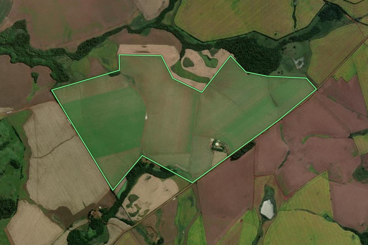 Imagem de satélite do imóvel rural em Eugênio de Castro (RS), com o contorno declarado no CAR desenhado por cima.